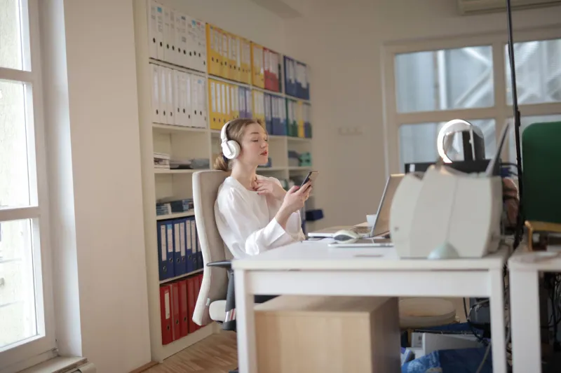 Less Feed, More Lead: How Ignoring the Right Things Makes You Unstoppable